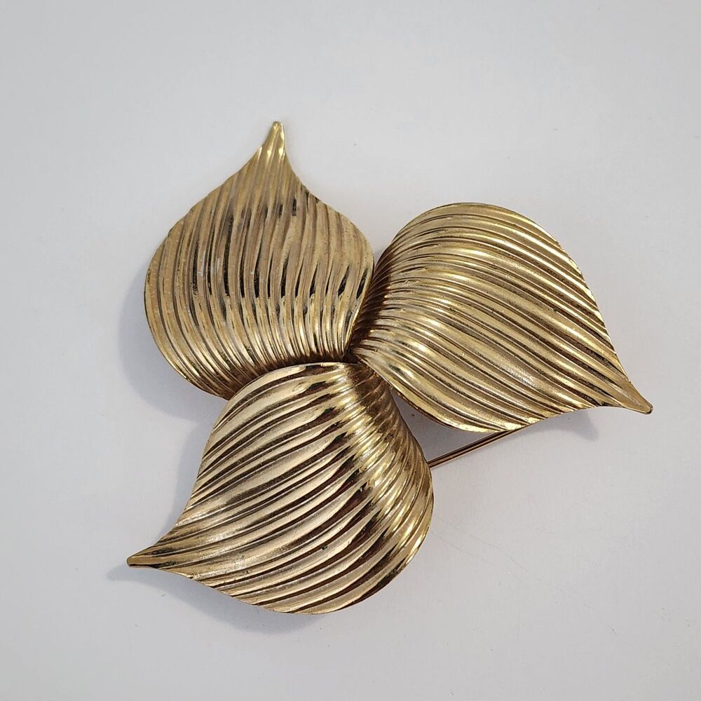 Sarah Coventry Golden Trillium Goldtone Pinwheel Brooch Bold VTG1969 Collectible